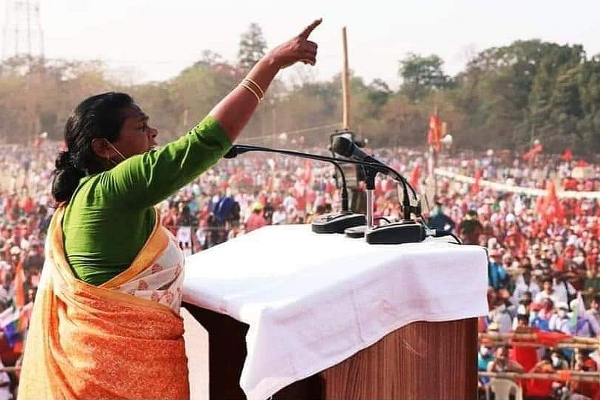 গতবারের স্টার দেবলীনা এবার বিগ্রেডের শেষ বক্তা হয়েও নজর কাড়লেন