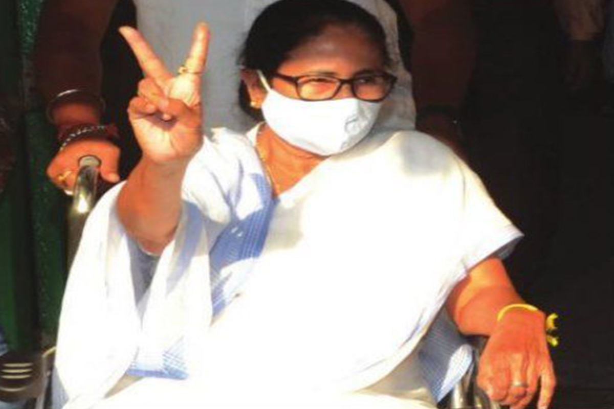 হুইল চেয়ারেই ভােট দিয়ে দেখালেন ভিক্ট্রি সাইন