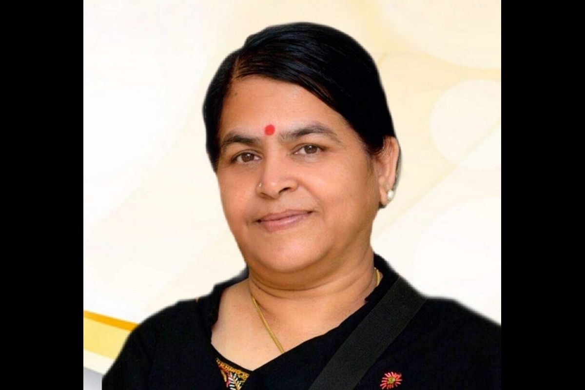 করােনা তাড়াতে বিমানবন্দরেই পুজো দিলেন মাস্কবিহীন পর্যটন মন্ত্রী