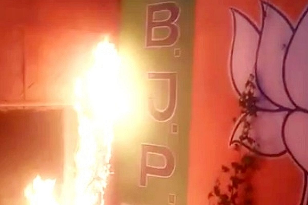 ভােট গণনার পরবর্তী সময়ে রাজনৈতিক হিংসায় বিজেপি তৃণমূলের সংঘর্ষে ৪ জনের মৃত্যু, আহত বেশ কয়েক জন 