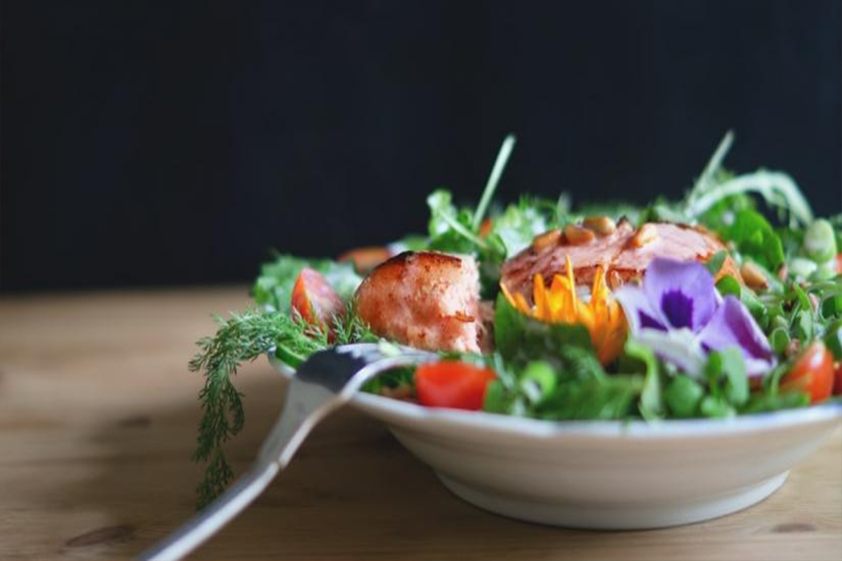 নিরাশ্রয়দের মধ্যে পুষ্টিকর খাবার