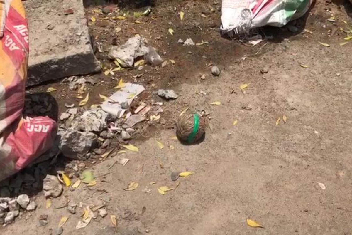 খয়রাশােলে বােমাসহ গ্রেফতার দুই