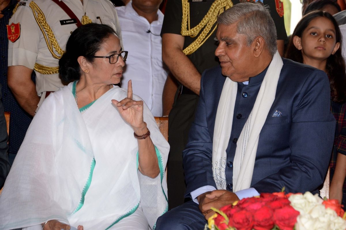 অফিসারদের তলব নয়, রাজ্যপালকে বার্তা মুখ্যমন্ত্রীর