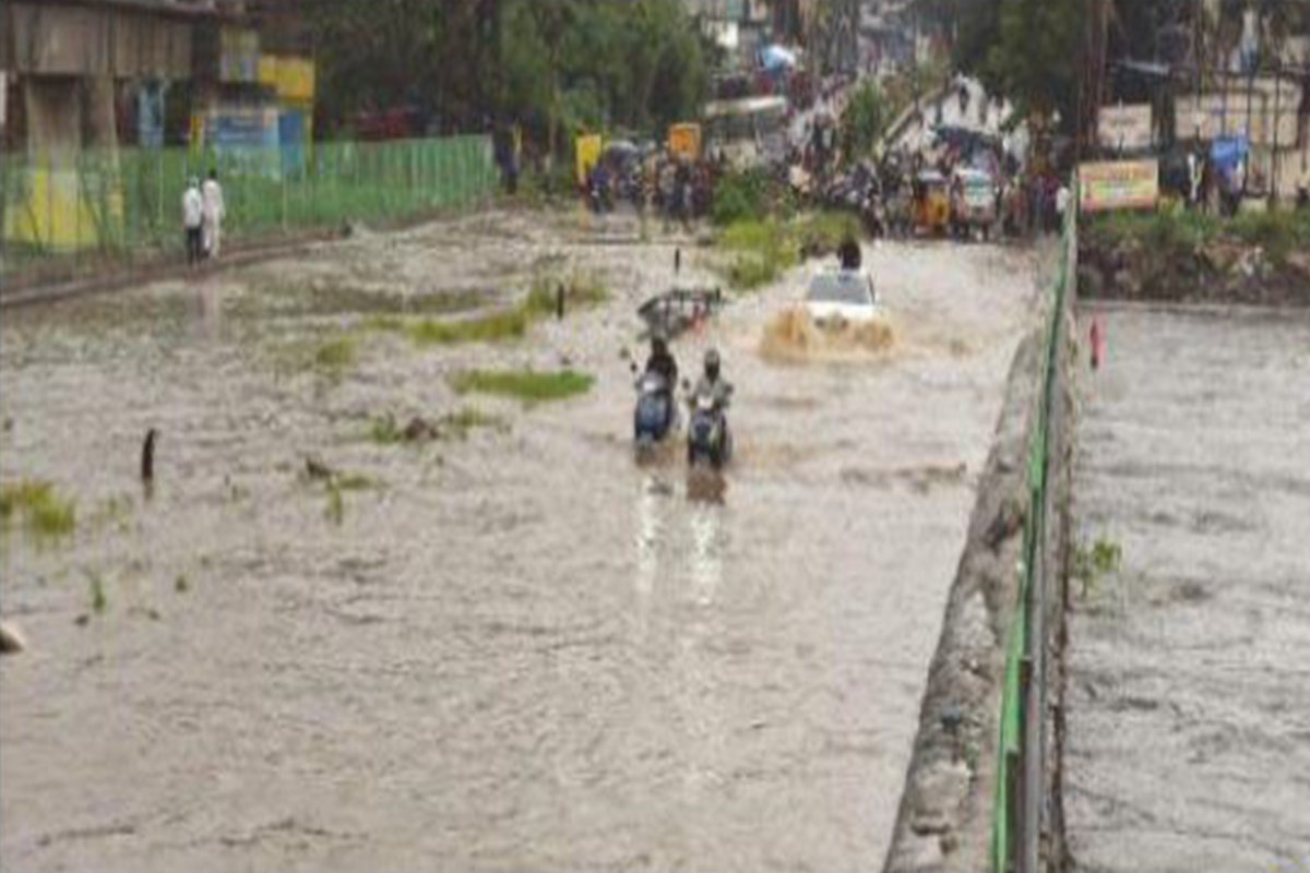 বৃষ্টিতে ভাসছে হায়দরাবাদ, ভাসছে গাড়ি ও মানুষ