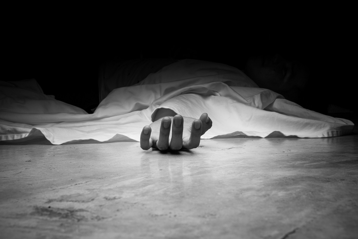 মদ চাওয়ায় পাথর দিয়ে থেঁতলে মহিলাকে খুন করল দুই তরুণ