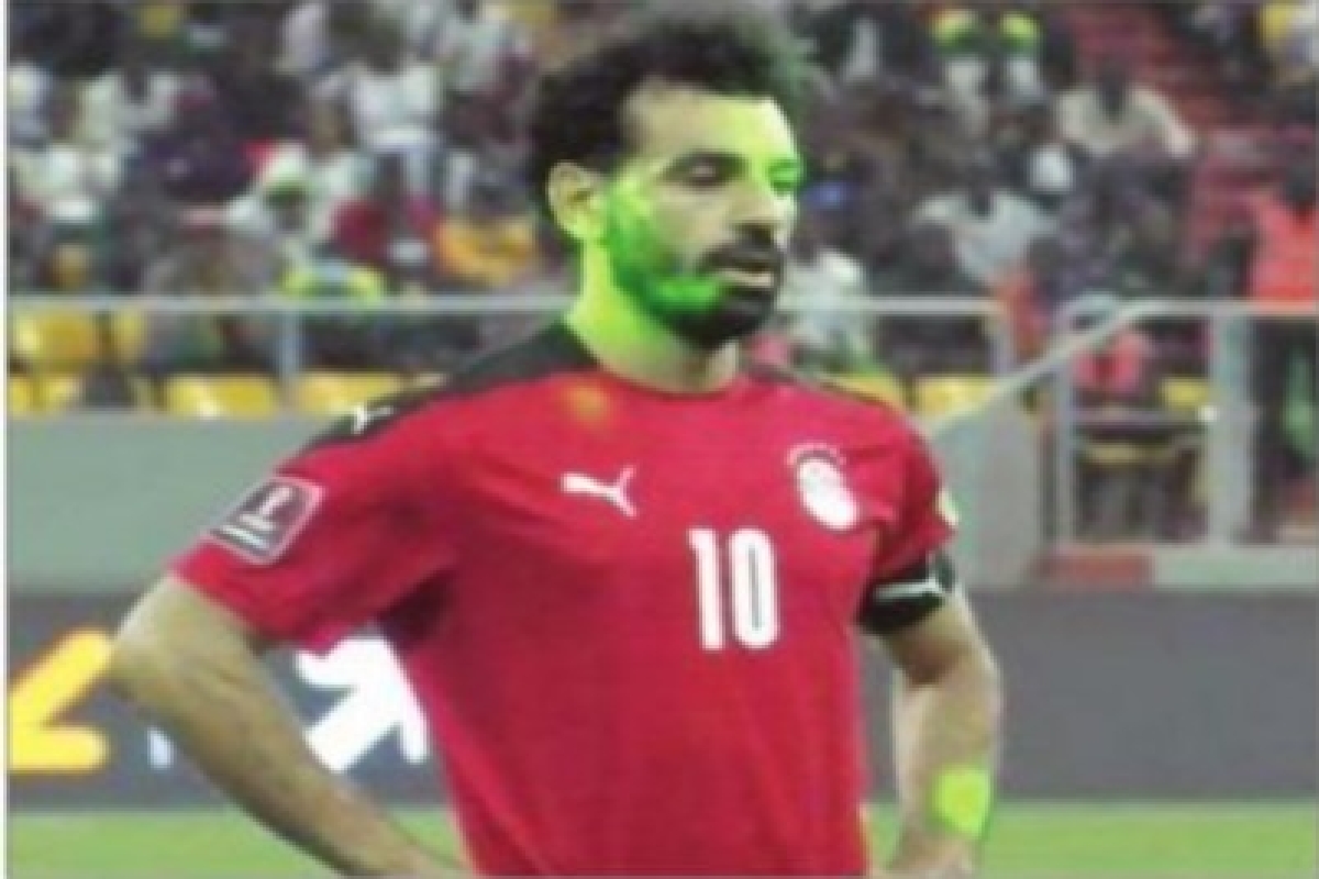 মো সালাহ’র চোখে সবুজ লেজার লাইট, ভাঙল টিম বাসের জানলার কাঁচ