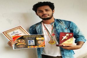 “ভারতীয় কলারত্ন আর্ট এক্সেলেন্স অ্যাওয়ার্ড” জিতে নিলেন জলপাইগুড়ির ময়ূখ ভট্টাচার্য্য