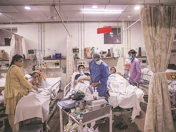 প্রসূতির পরিবারের লোকের কাছে টাকা নেওয়ার ঘটনায় লেবার রুম থেকে অভিযুক্তদের অন্যত্র সরিয়ে দেওয়ার সিদ্ধান্ত রোগীকল্যাণ সমিতির