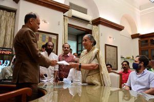 রাহুল-অধীর-ইয়েচুরির মত স্টারদের নিয়ে মনোনয়ন দিলেন ১৭ দলের সমর্থন পাওয়া উপরাষ্ট্রপতি পদপ্রার্থী মার্গারেট আলভা