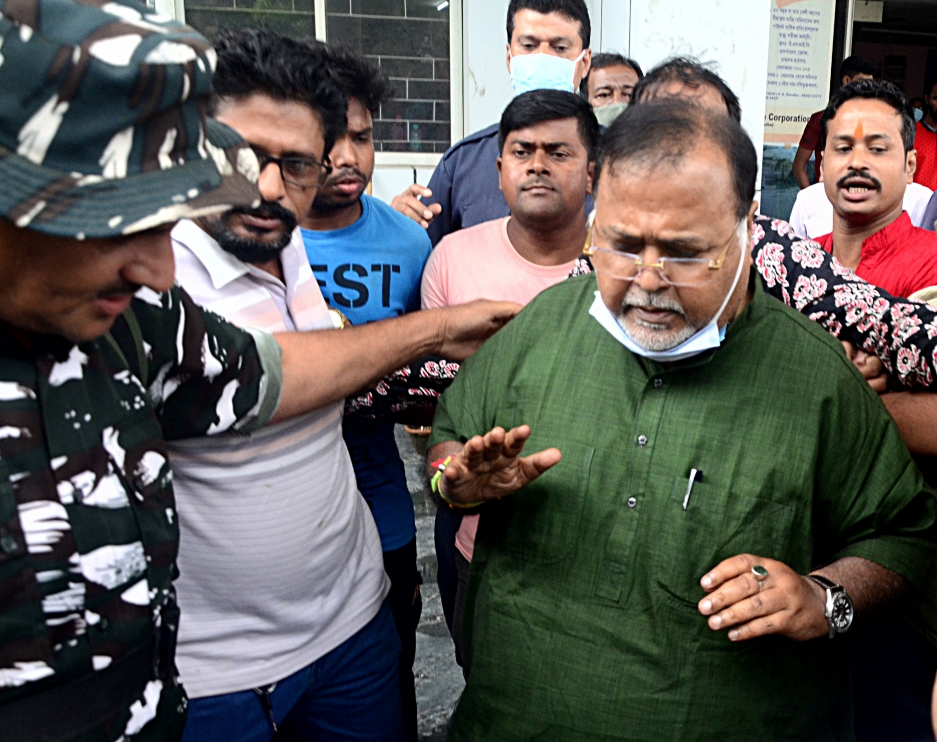 পার্থ চট্টোপাধ্যায়ের চার্জশিটে অনুমোদন রাজভবনের