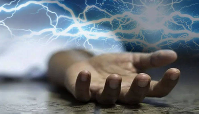 রাস্তার ধারে ছিঁড়ে পড়ে থাকা বিদ্যুতের তারে বিদ্যুৎস্পৃষ্ট হয়ে মৃত্যু মহিলার