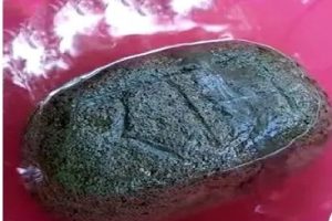 জলে ভাসছে ৫ কেজির ‘রাম’ নাম লেখা পাথর