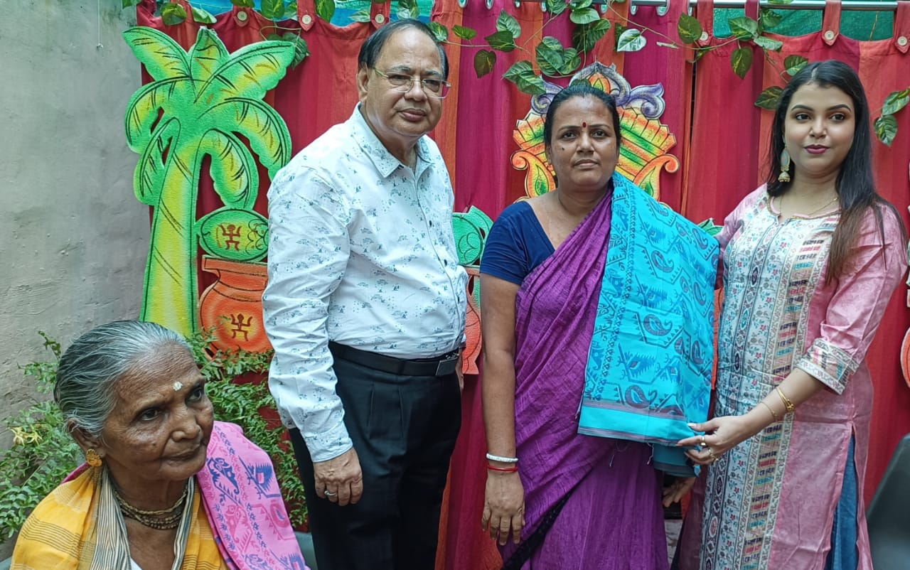 পুজো উপলক্ষে দুস্থদের বস্ত্রদান 