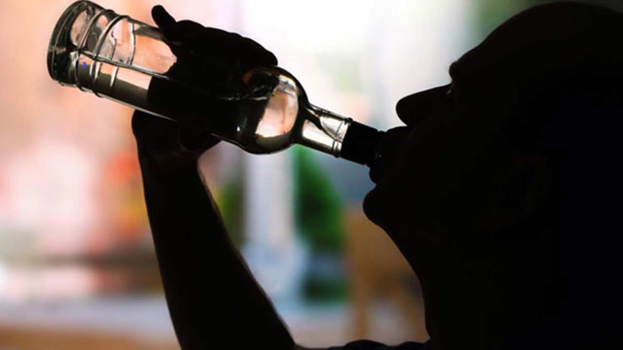 স্কুল ক্যাম্পাসের মধ্যেই চলতো বহিরাগতদের মদ্যপান  