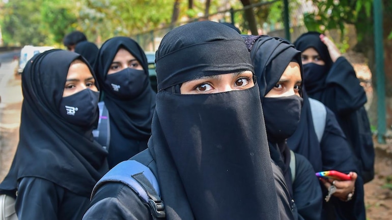 হিজাব বিপ্লবে এক হল ইরান-তুরস্ক, মঞ্চে চুল কাটলেন গায়িকা