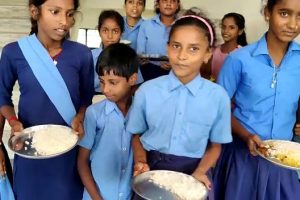 উত্তরপ্রদেশের স্কুলে পড়ুয়াদের মিড-ডে মিলে দেওয়া হচ্ছে নুন-ভাত, ভাইরাল ভিডিও