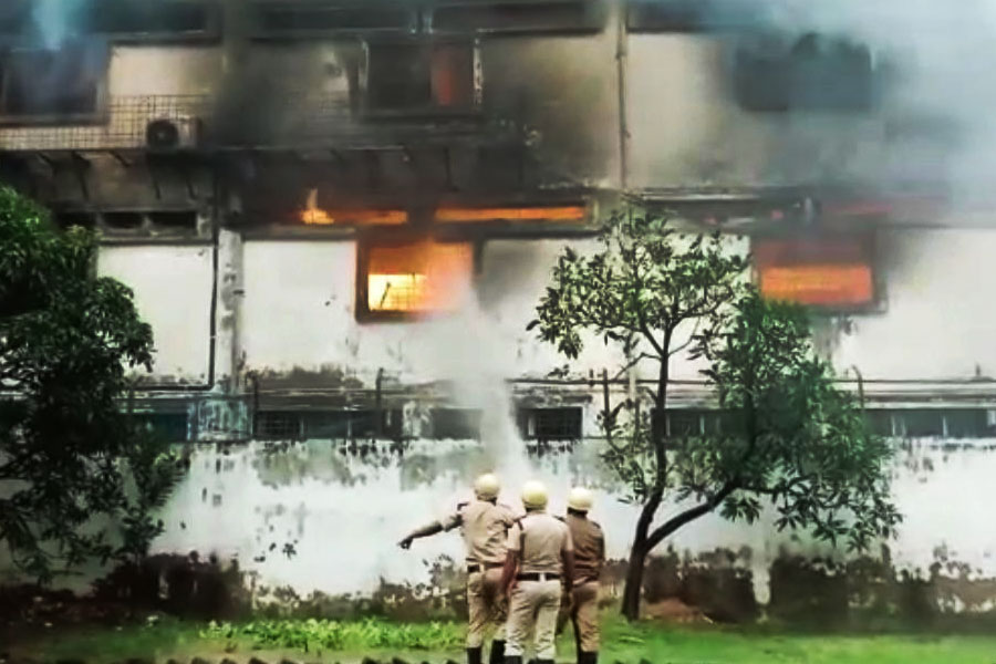 বানতলার চর্মনগরীতে বিধ্বংসী আগুন নিয়ন্ত্রণে আনা হয় ১৫টি ইঞ্জিন 