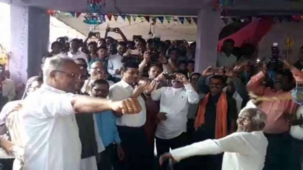 হাত পেতে চাবুকের বাড়ি খাচ্ছেন মুখ্যমন্ত্রী, অবাক কান্ড ছত্তিশগড়ে  
