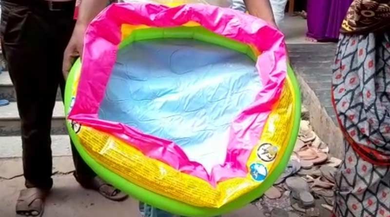 মাঝগঙ্গায় ভাসতে থাকা ৫ দিনের শিশুকন্যাকে বাচাল গ্রামবাসীরা 