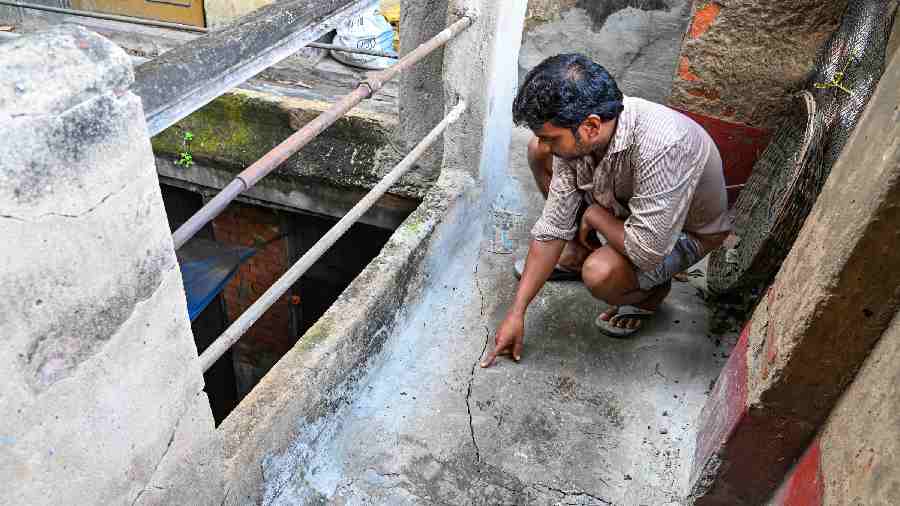 ফের ফাটলে কেঁপে উঠল বৌবাজার, ভোররাতে ঘর ছাড়া বাসিন্দারা