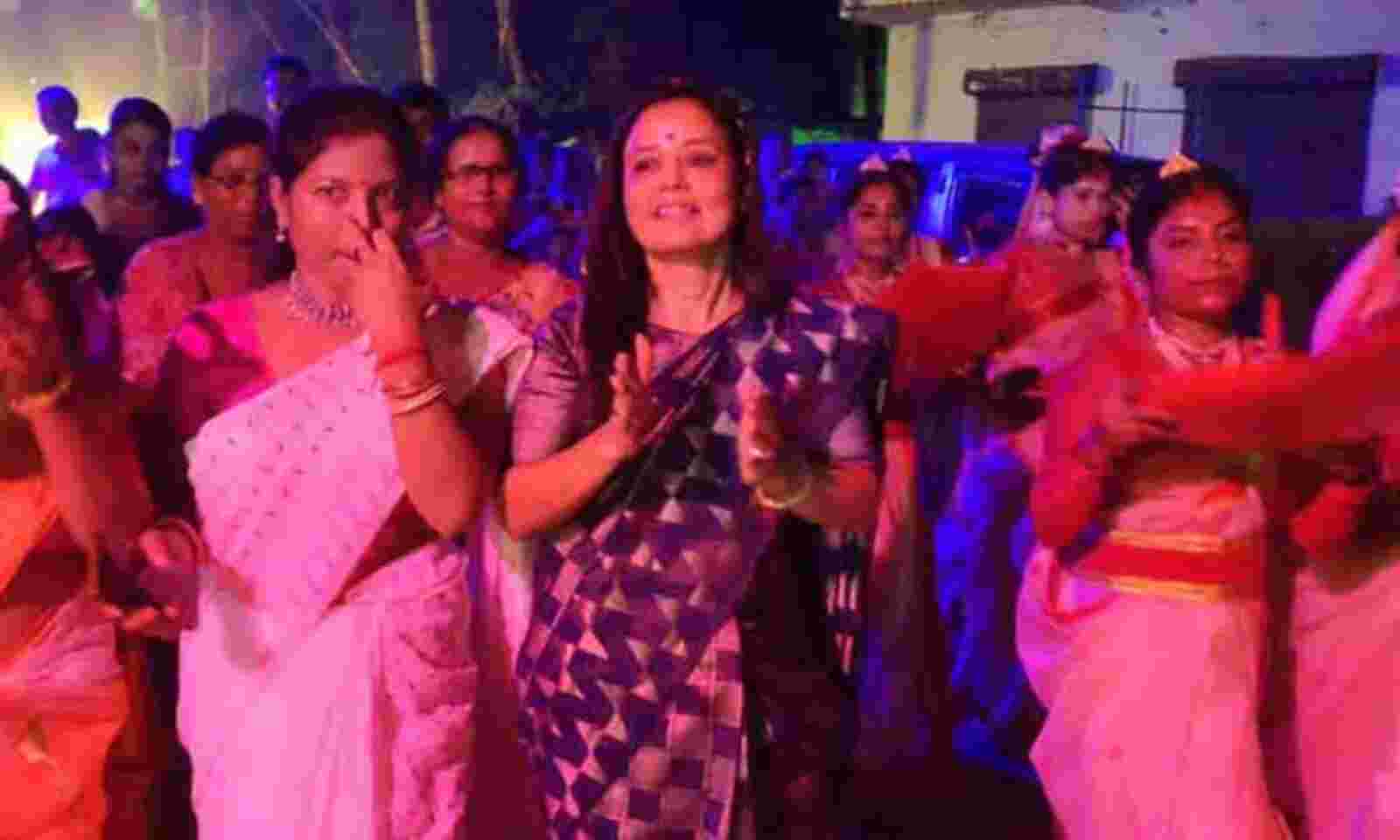 পুজোয় কোমর দোলালেন তৃণমূল সাংসদ মহুয়া মিত্র 