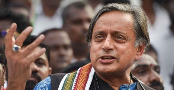 সভাপতির প্রচারে আজ কলকাতায় শশী খাড়্গের প্রতিশ্রুতি কম বয়সিদের নিয়ে কমিটি গড়ার 