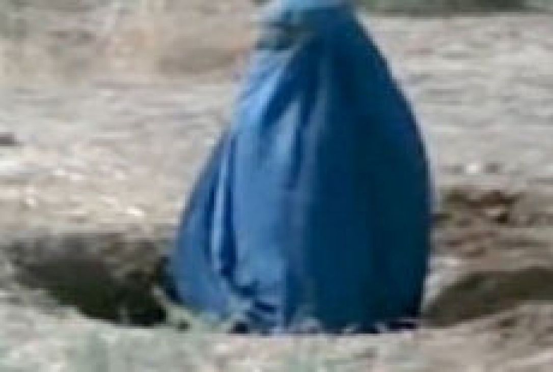 পাথর ছুঁড়ে হত্যার শাস্তির আগেই আত্মহত্যা আফগান তরুণীর