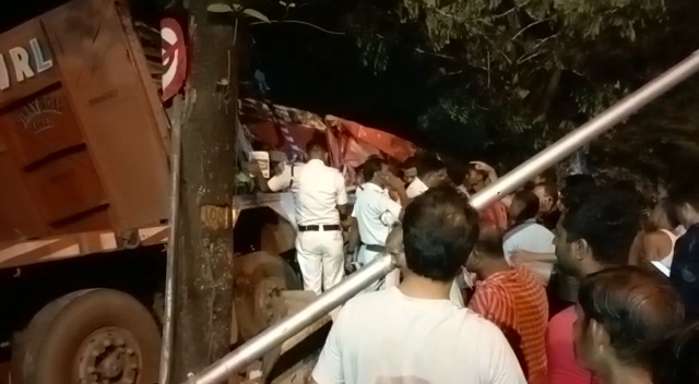 সাঁতরাগাছির কাছে ট্রেলার দুর্ঘটনায়  চালকের ধর থেকে বিচ্ছিন্ন মাথা