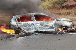 ৩৪নম্বর জাতীয় সড়কে গাড়িতে আগুন লাগায় কোনোরকমে প্রাণে বাচলেন যাত্রীরা  