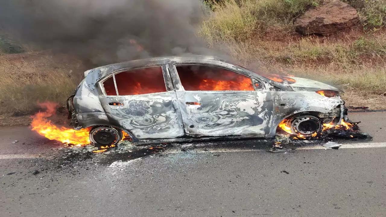 ৩৪নম্বর জাতীয় সড়কে গাড়িতে আগুন লাগায় কোনোরকমে প্রাণে বাচলেন যাত্রীরা  