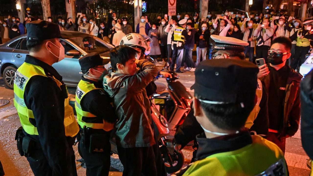 চিনা নাগরিকদের বিক্ষোভ দমানোর ছবি তোলায় গ্রেফতার-মারধর  সাংবাদিককে 