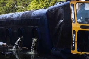 জাতীয় সড়কে তেলের ট্যাংকার উল্টে শুরু হয় বিপত্তি 