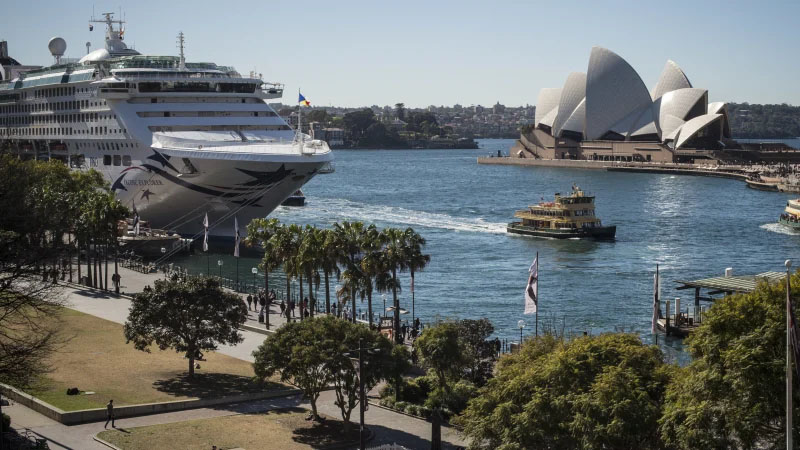 করোনা আক্রান্ত ৮০০ যাত্রী নিয়ে সিডনি বন্দরে ক্রুজ