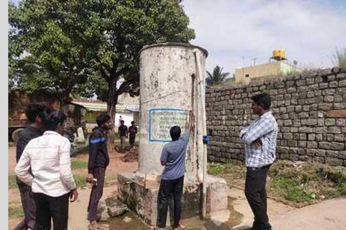 গোমূত্র দিয়ে আস্ত ট্যাংক পরিষ্কার করল উচ্চবর্ণের লোকেরা