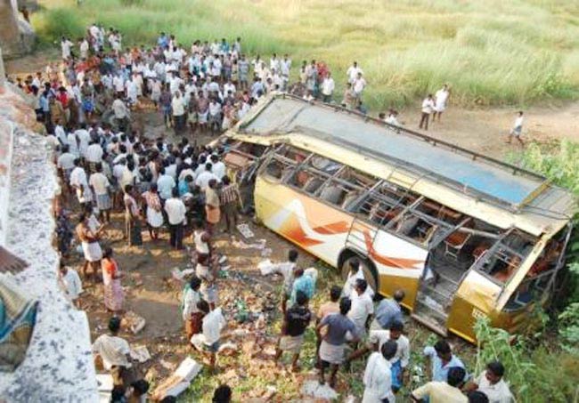 বাসস্টপে দাঁড়ানো ৬ পথচারীদের পিষে দিল তীব্র গতির ট্রাক
