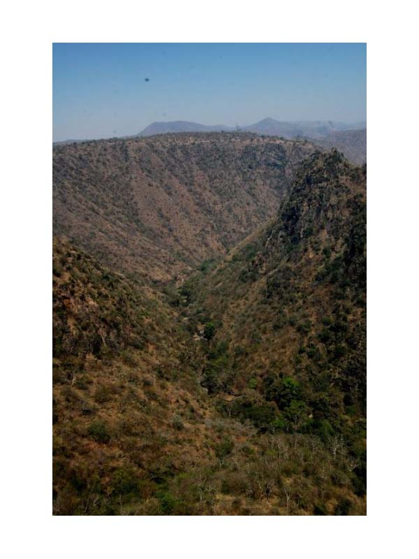 পাহাড়ে বেড়াতে গিয়ে গভীর খাদে পরে মৃত্যু স্বামীর ,তাকিয়ে রইলেন স্ত্রী