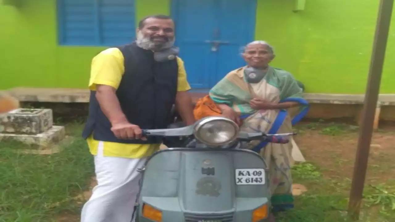 এ যুগের ‘শ্রবণ কুমার’, মাকে স্কুটারে চাপিয়ে ৪ বছর ধরে দেশভ্রমণে ছেলে