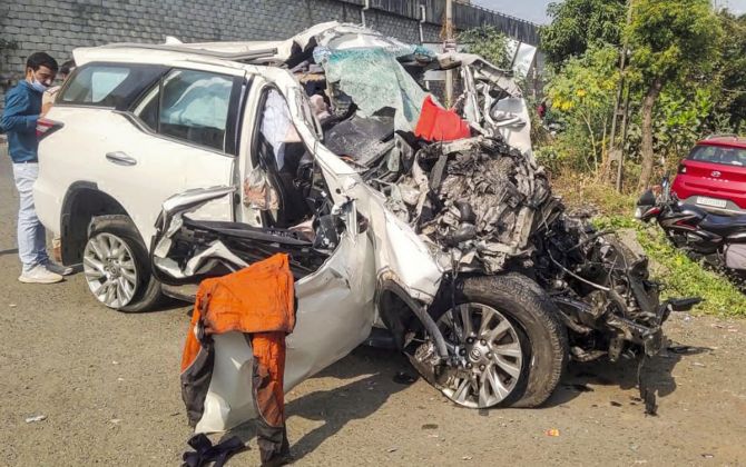 এসইউভি ও বাসের মুখোমুখি সংঘর্ষে প্রাণ গেলো ৯ জন আরোহীর