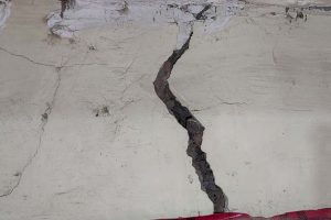 পার্কস্ট্রিটে ভেঙে পড়ল পুরনো বাড়ি