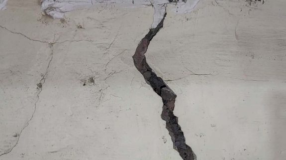 পার্কস্ট্রিটে ভেঙে পড়ল পুরনো বাড়ি