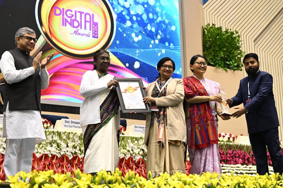 রাষ্ট্রপতির হাতে থেকে প্ল্যাটিনামের পুরস্কার নিলেন চন্দ্রিমা