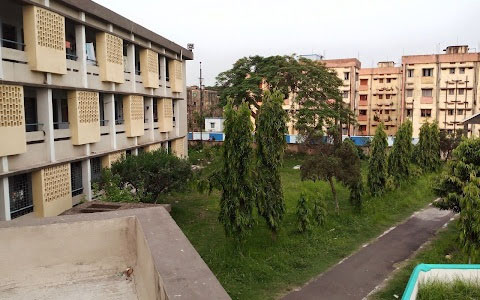 লেডিস হোস্টেলে দুষ্কৃতীদের অবাধ আনাগোনায় বিক্ষোভ হোস্টেল চত্বরে 