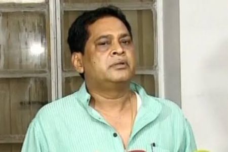 স্বাস্থ্যমন্ত্রীকে গুলি করল পুলিশই, বুলেট বিঁধল বুকে