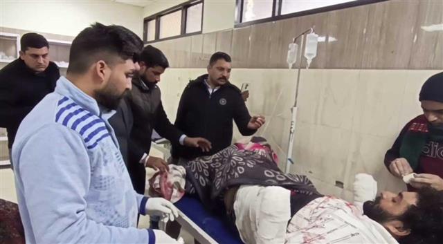 রেস্তোরাঁয় খেতে বসা যুবকের হাত কেটে সঙ্গে নিয়ে পালাল দুষ্কৃতীরা 