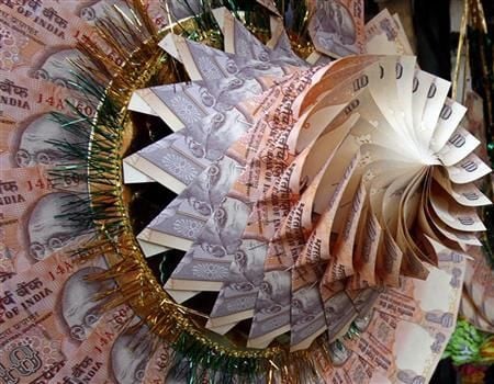 বরের গলায় ২ লক্ষ টাকার নোটের মালা পড়াতেই ছিনিয়ে পালাল কিশোর