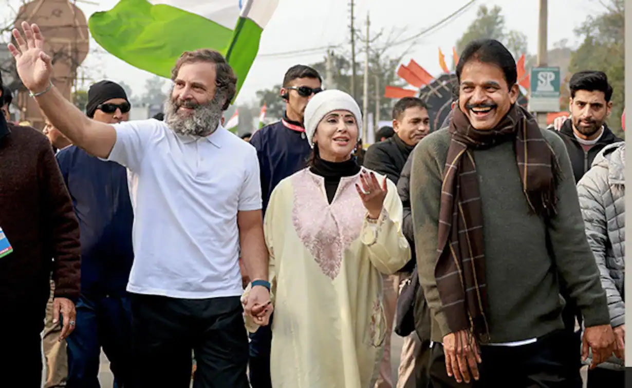 সম্প্রীতি ও সমতা রক্ষায় ‘ভারত জোড়ো যাত্রা’য় ফের রাহুলের হাত ধরলেন ঊর্মিলা মাতন্ডকার 