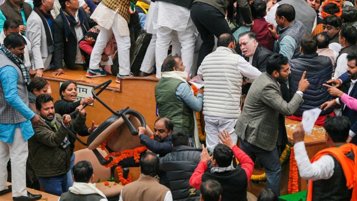 রাতভর হাতাহাতি, জলের বোতল ছোড়াছুড়ি আপ-বিজেপির