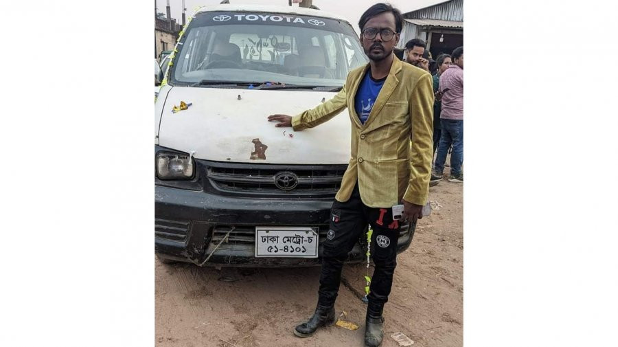 গাড়ির সঙ্গে ৯ বছরের বকেয়া-ফিটনেস ফেলও পেলেন হিরো আলম   