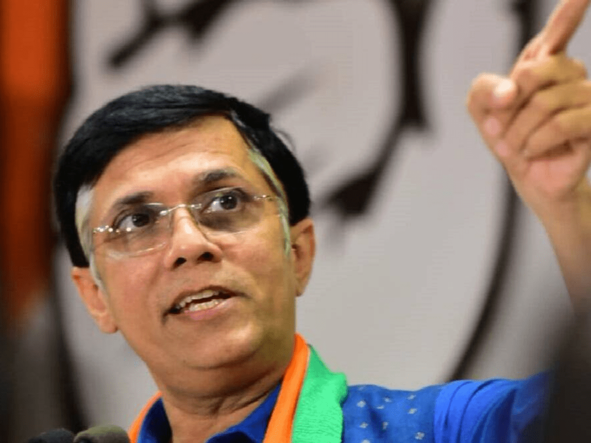 মোদিকে কটাক্ষ করায় দিল্লিতে বিমান থেকে নামিয়ে গ্রেফতার করা হলো কংগ্রেস নেতা পাবেন খেরাকে   