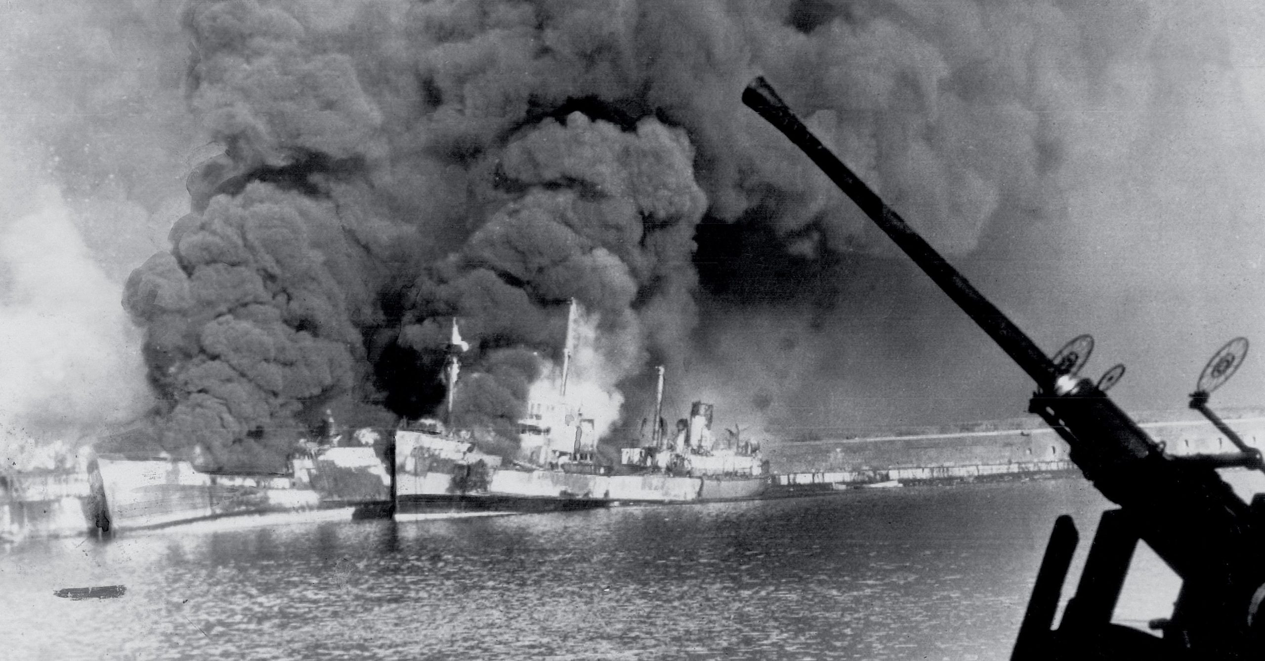 গোটা শহর কাঁপিয়ে দিল দ্বিতীয় বিশ্বযুদ্ধের বোমা কেঁপে উঠল ব্রিটেনের শহর